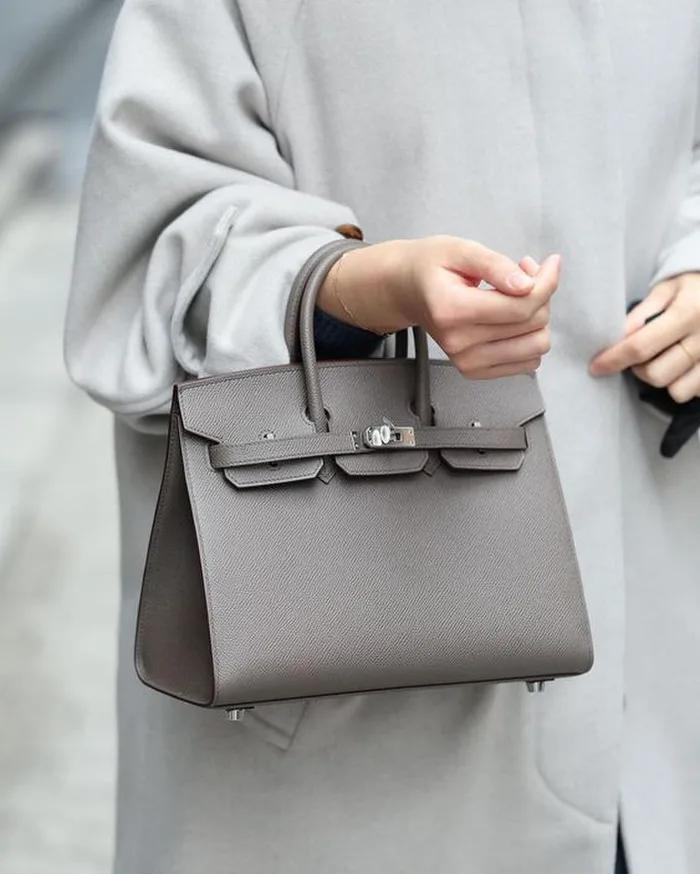 Paradox: Customers have to flatter employees to buy Hermès-4 . bags
