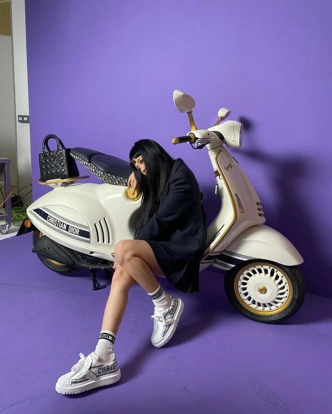 Thời gian qua, chiếc xe máy thương hiệu Vespa kết hợp cùng Dior trở thành phương tiện HOT nhất mà ai cũng muốn sở hữu.