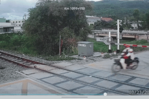 Xe máy lao xuống cống, 3 nữ sinh tử vong-2