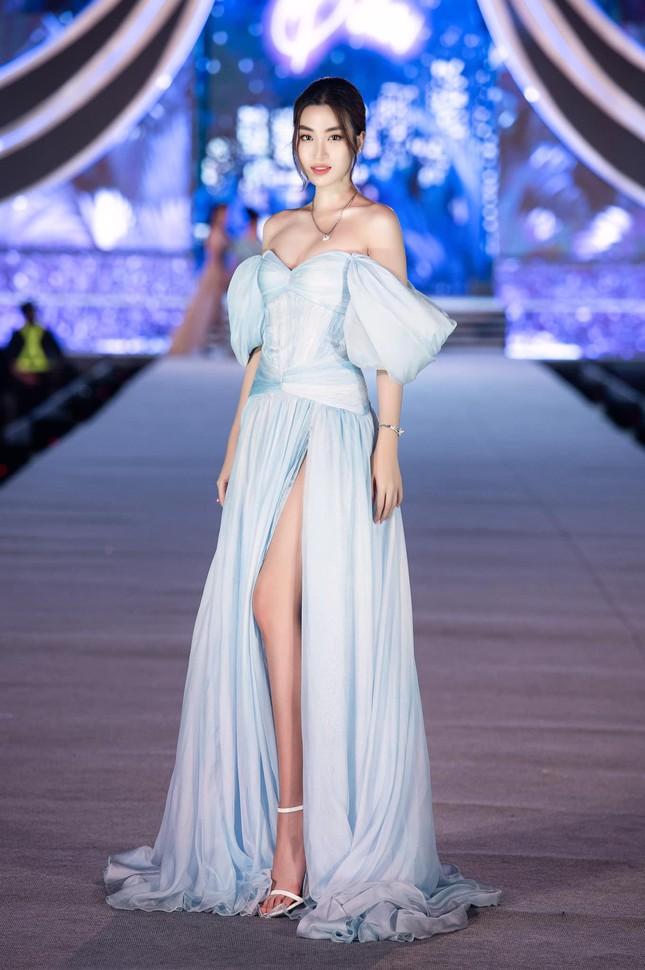 Xem hoa hậu Đỗ Mỹ Linh ra yêu cầu cho stylist chọn đồ mà toát mồ hôi-9