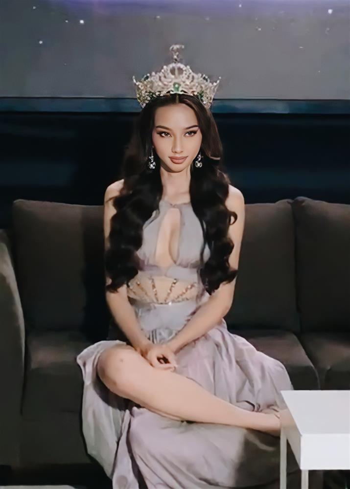 Hoa hậu Thùy Tiên bị chỉ trích vì dáng ngồi vắt chân như xếp bằng-2