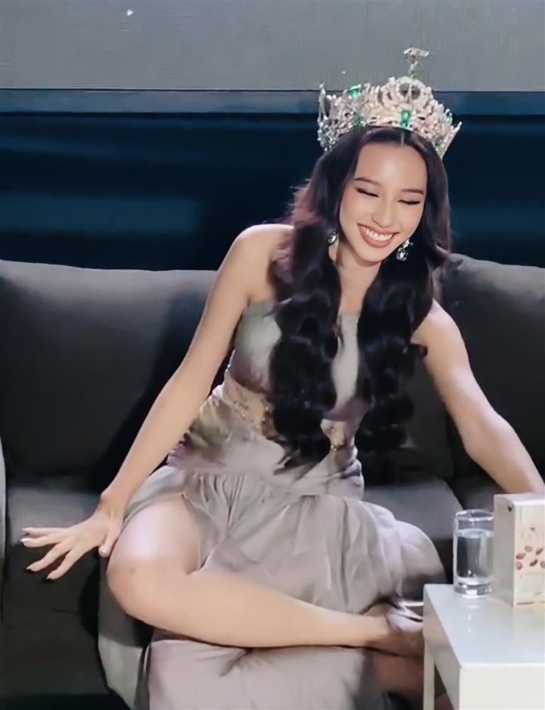 Hoa hậu Thùy Tiên bị chỉ trích vì dáng ngồi vắt chân như xếp bằng - 2sao