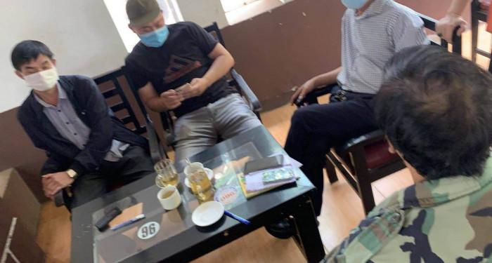 Vợ đánh ghen ép tiểu tam cởi hết đồ quay clip, bắt ghi giấy nợ 120 triệu-1