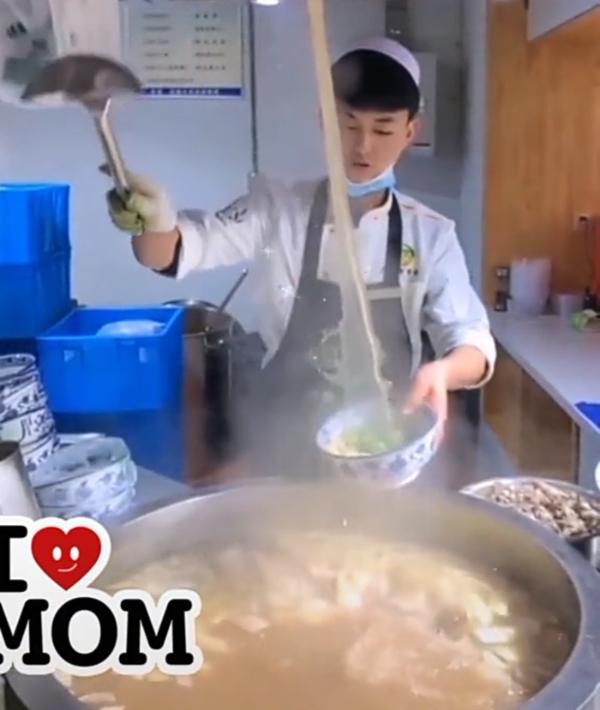 Pha múc nước phở nghệ thuật khiến thực khách mắt tròn mắt dẹt-2