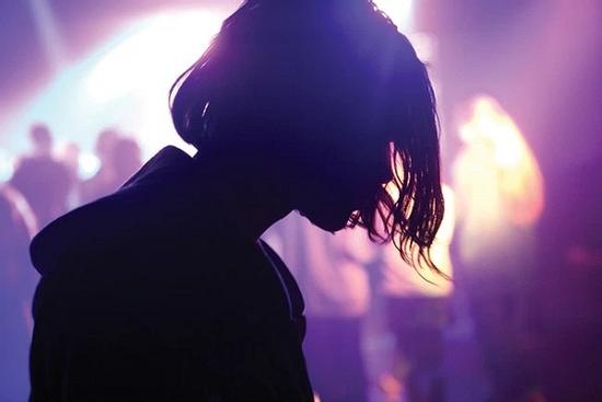 SỐC: Người tung loạt ảnh ca sĩ H.H chính là em họ thân thiết?