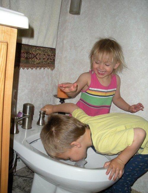 Loạt trò nghịch dại oái oăm của lũ trẻ, bố mẹ không tức điên mới lạ-4