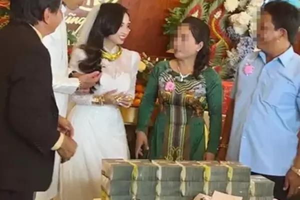 Cô dâu xinh đẹp vàng đeo kín người, sổ đỏ trang sức la liệt trên bàn-8