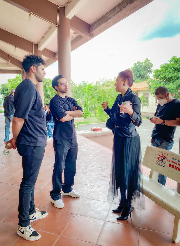 Phi Thanh Vân tới lễ tang chồng cũ, vì sao không đứng kế quan tài?-1