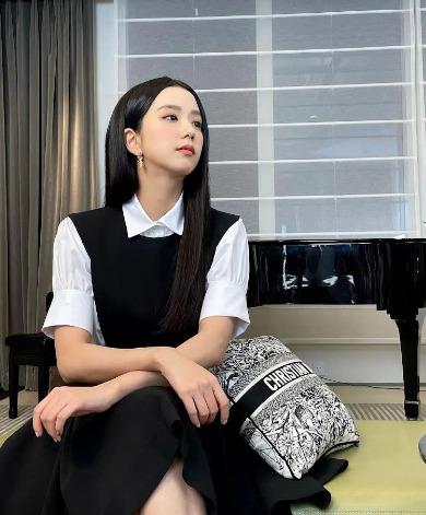 Mặc đồ trắng đen đơn giản, Jisoo vẫn gây sốt nhờ visual hoa hậu-1