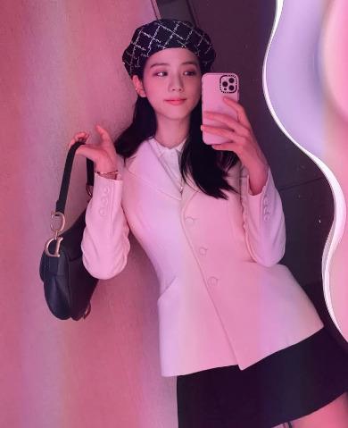 Mặc đồ trắng đen đơn giản, Jisoo vẫn gây sốt nhờ visual hoa hậu-2