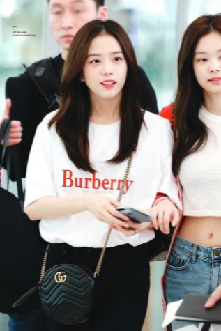 Mặc đồ trắng đen đơn giản, Jisoo vẫn gây sốt nhờ visual hoa hậu-3