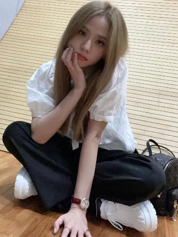 Mặc đồ trắng đen đơn giản, Jisoo vẫn gây sốt nhờ visual hoa hậu-4