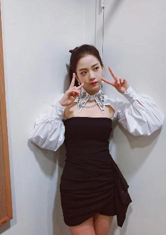 Mặc đồ trắng đen đơn giản, Jisoo vẫn gây sốt nhờ visual hoa hậu-6