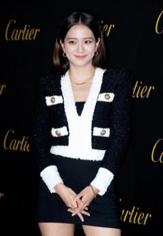 Mặc đồ trắng đen đơn giản, Jisoo vẫn gây sốt nhờ visual hoa hậu-8