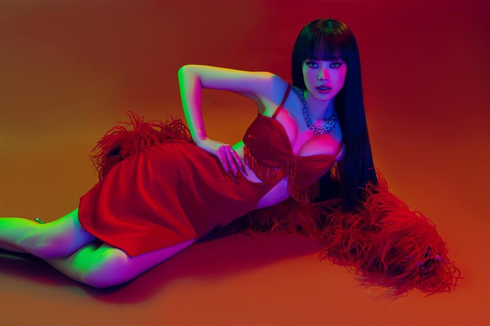 Minh Hằng khoe bàn chân xương xẩu bên chồng tương lai-1