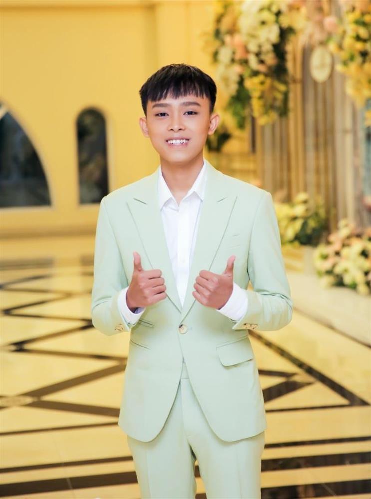 Netizens argue that Ho Van Cuong should sing Bolero or folk song?-1