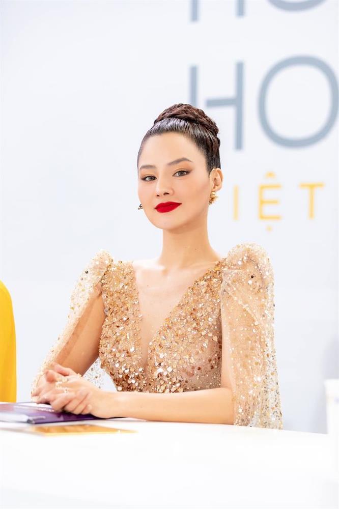 Vũ Thu Phương bưng bánh trôi đi catwalk thách thức antifan?-7