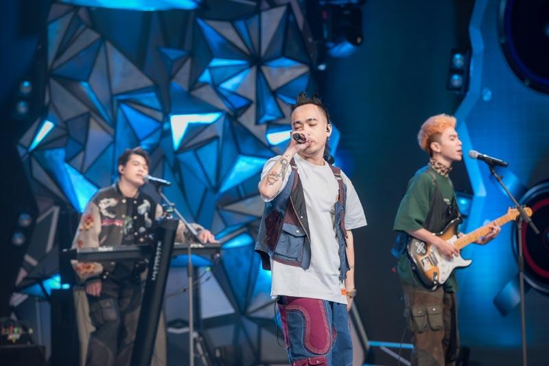 Phạm Anh Khoa chơi lớn, tặng luôn cả đàn bass cho học trò-1