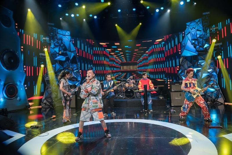 Phạm Anh Khoa chơi lớn, tặng luôn cả đàn bass cho học trò-3