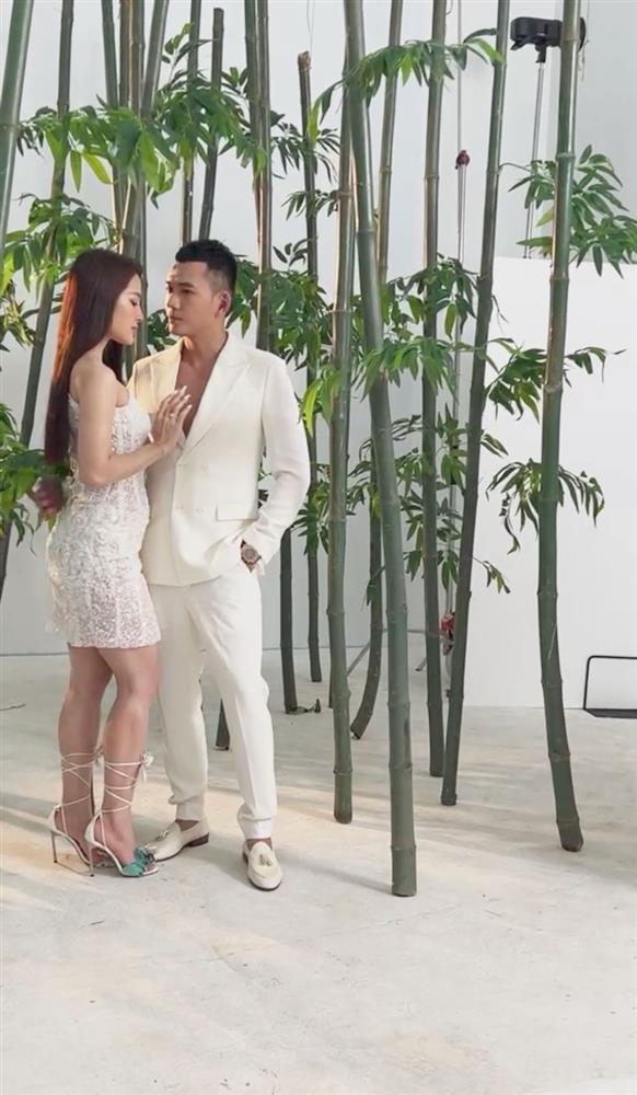 Phuong Trinh Jolie exposes her rough thighs, short legs, and big belly when taking wedding photos-3