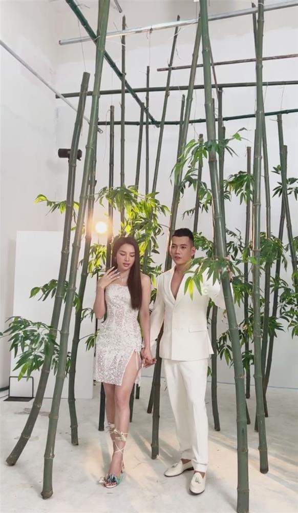 Phuong Trinh Jolie exposes her rough thighs, short legs, and big belly when taking wedding photos-2