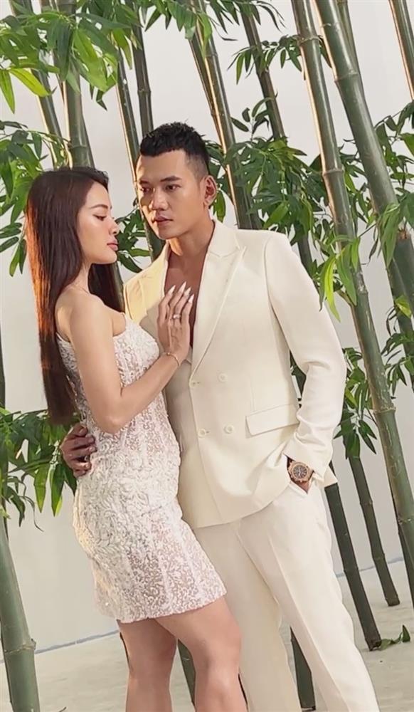 Phuong Trinh Jolie exposes her rough thighs, short legs, and big belly when taking wedding photos-4