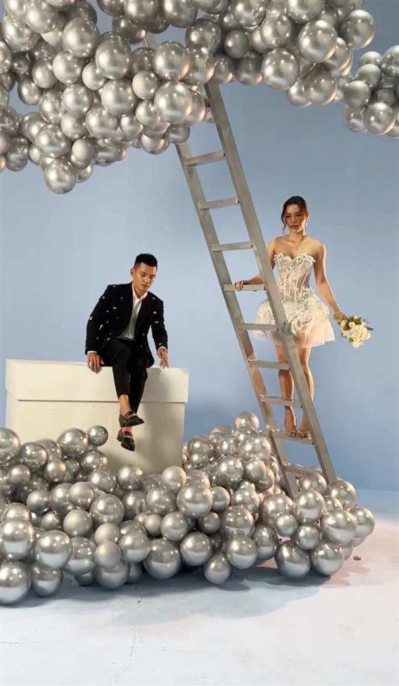 Phuong Trinh Jolie exposes her rough thighs, short legs, and big belly when taking wedding photos-5