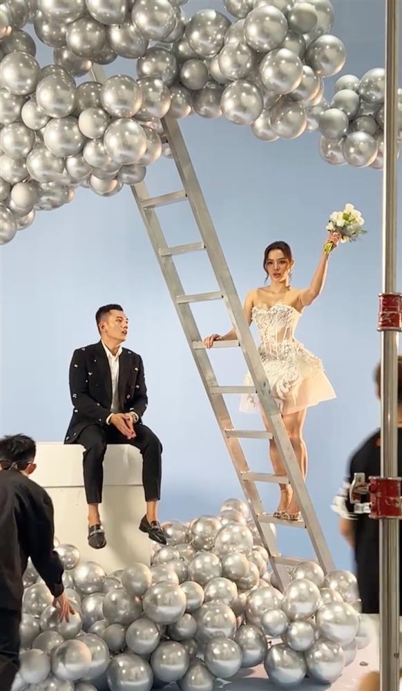 Phuong Trinh Jolie exposes her rough thighs, short legs, and big belly when taking wedding photos-6