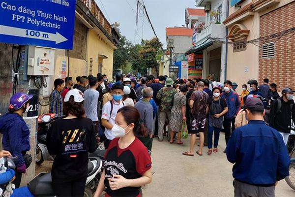 Thanh niên dùng súng nhựa để cướp tiệm vàng bị bà chủ... đạp ngã-1