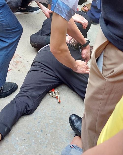 Thanh niên dùng súng nhựa để cướp tiệm vàng bị bà chủ... đạp ngã-2