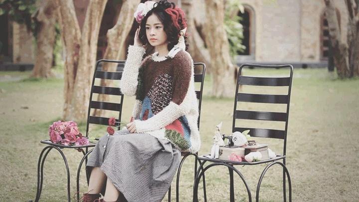 Cùng ngồi giữa 3 chiếc ghế: Chi Pu chanh sả - bà Phương Hằng lạ lắm-1