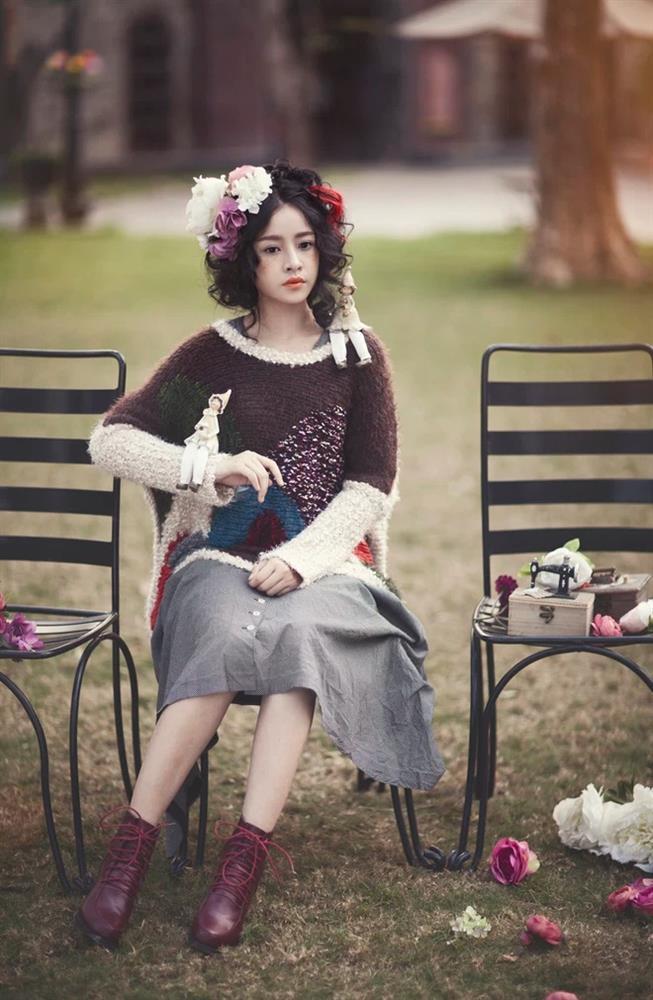 Cùng ngồi giữa 3 chiếc ghế: Chi Pu chanh sả - bà Phương Hằng lạ lắm-2