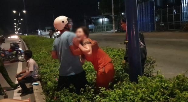 Khoảnh khắc chồng bị xe ô tô đâm tử vong, vợ khóc ngất bên thi thể-1