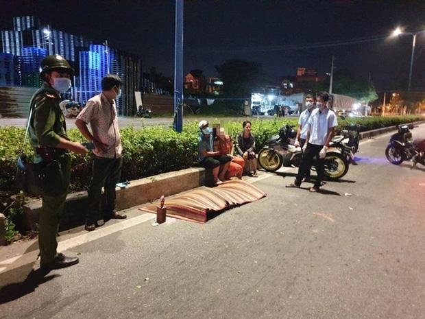 Khoảnh khắc chồng bị xe ô tô đâm tử vong, vợ khóc ngất bên thi thể-2