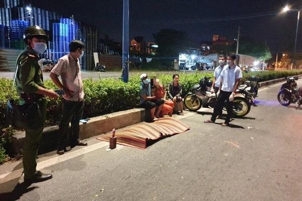 Clip: Thân xe ben lật nghiêng, đè sập cabin có tài xế bên trong-1