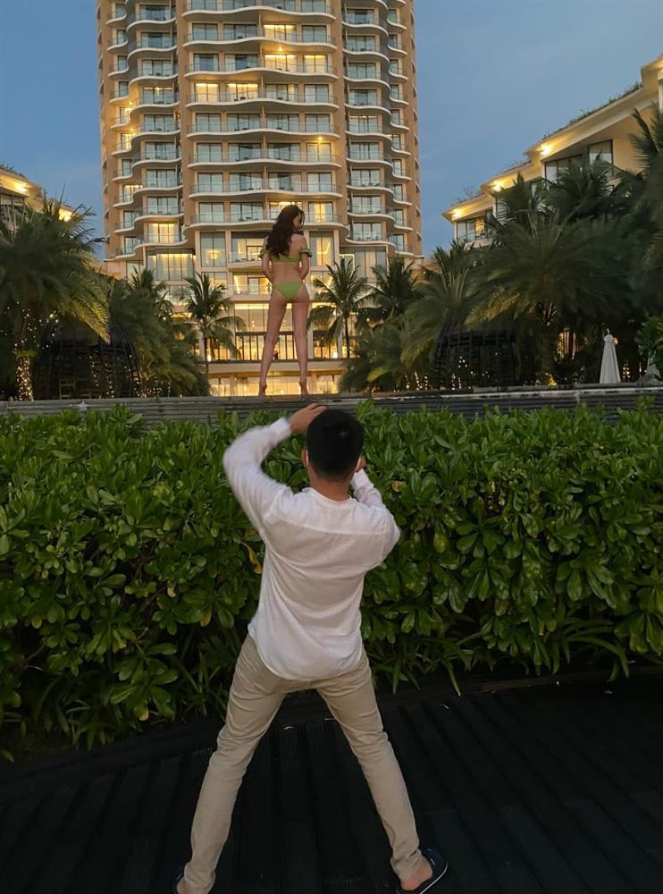 The husband twisted his back to take pictures for Miss Thuy Linh-1