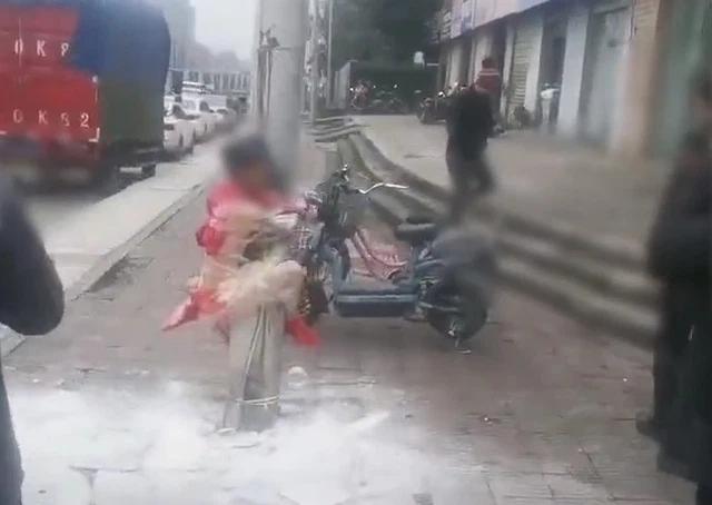 Chú rể bị đám bạn lột sạch quần áo rồi trói vào trụ điện ngoài trời rét-2