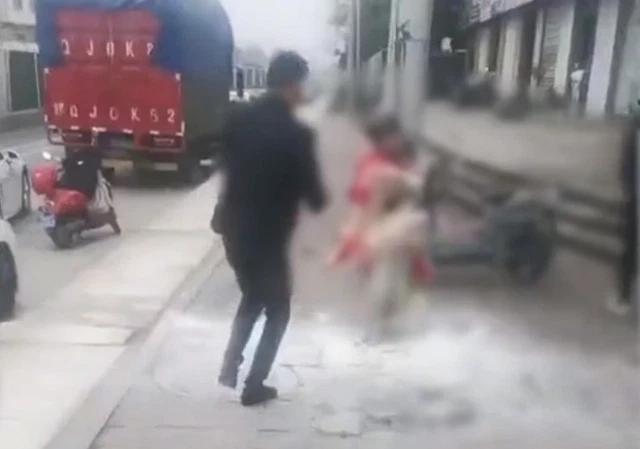 Chú rể bị đám bạn lột sạch quần áo rồi trói vào trụ điện ngoài trời rét-3