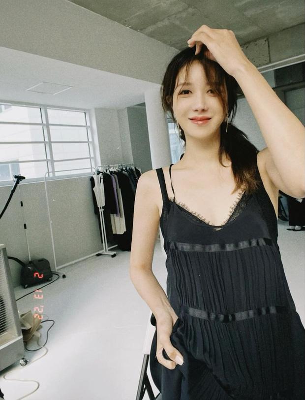 Penthouse eldest lady Lee Ji Ah is on top when wearing a sexy thin nightgown-1