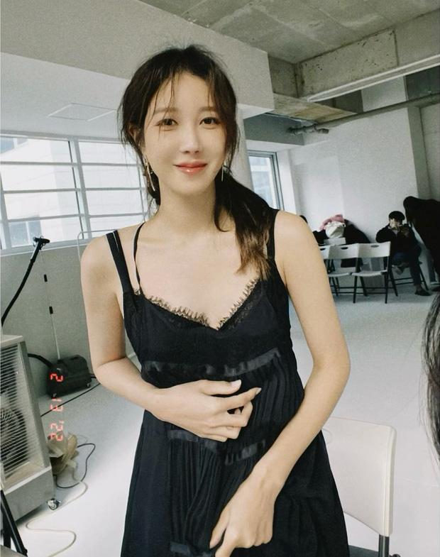 Lee Ji Ah lên top khi diện váy ngủ mỏng manh sexy - 2sao