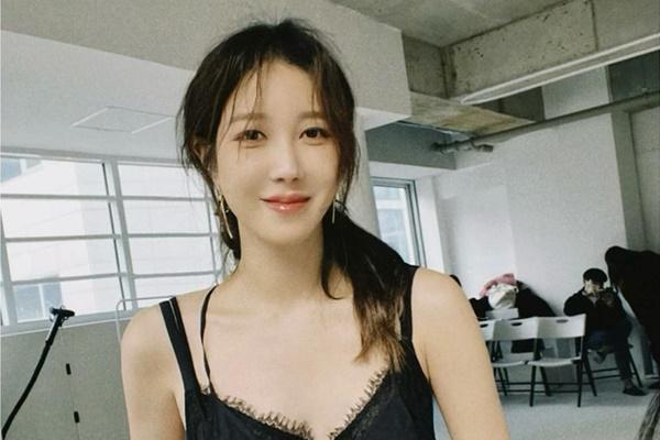 Lee Ji Ah is on top when wearing a sexy thin nightgown