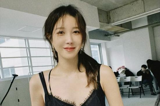 'Bà cả Penthouse' Lee Ji Ah lên top khi diện váy ngủ mỏng manh sexy