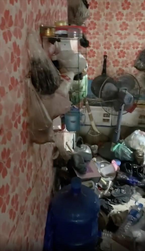 Kinh hãi phòng trọ rác chất đống, quần áo không giặt, BVS không vứt-3