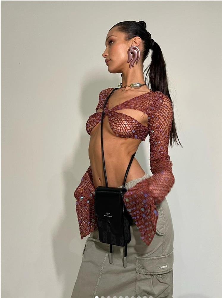 Mỹ nhân từ Á sang Âu đều chạy theo xu hướng Y2K gợi cảm-2