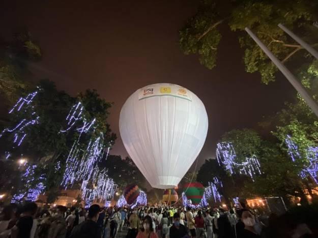 Chen chân ngắm khinh khí cầu khổng lồ ở phố đi bộ Hồ Gươm-2