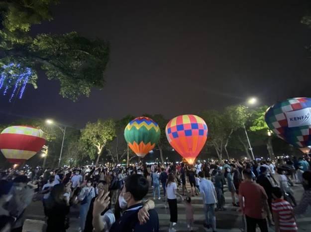 Chen chân ngắm khinh khí cầu khổng lồ ở phố đi bộ Hồ Gươm-3