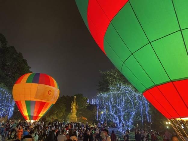 Chen chân ngắm khinh khí cầu khổng lồ ở phố đi bộ Hồ Gươm-4
