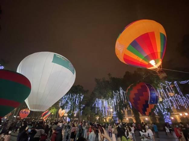 Chen chân ngắm khinh khí cầu khổng lồ ở phố đi bộ Hồ Gươm-6