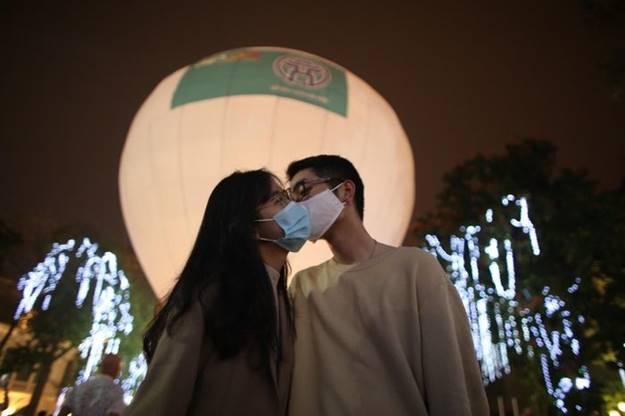 Chen chân ngắm khinh khí cầu khổng lồ ở phố đi bộ Hồ Gươm-7