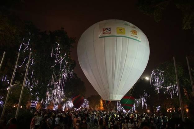 Chen chân ngắm khinh khí cầu khổng lồ ở phố đi bộ Hồ Gươm-10